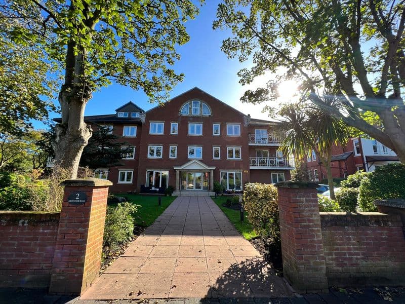 To Let – Grosvenor Road, Birkdale – Two Bedroom Lower Ground Floor Apt