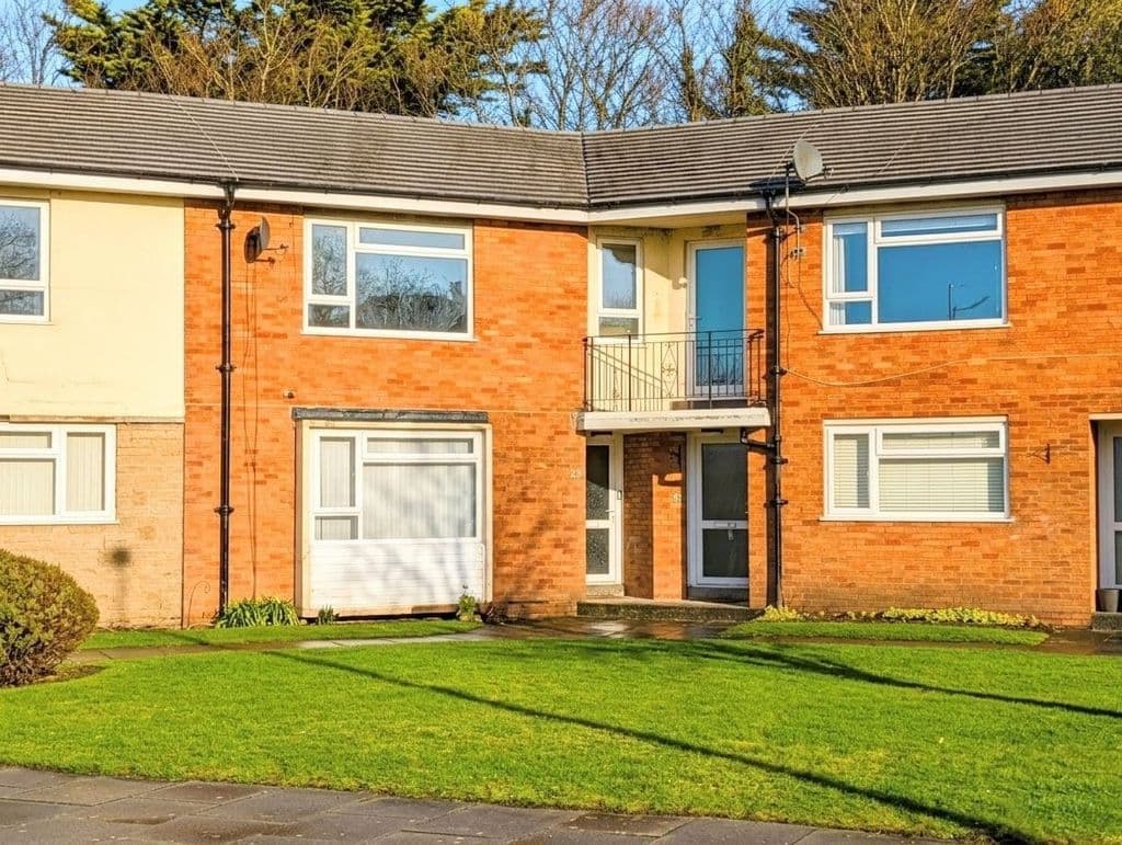 To Let – Warren Court, Westcliffe Road, Birkdale – Two Double Bedroom Apartment