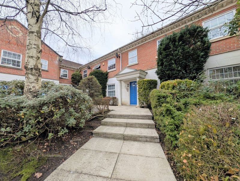 To Let – Littleton Manor, Abington Drive, Banks – Two Bedroom Furnished Apt