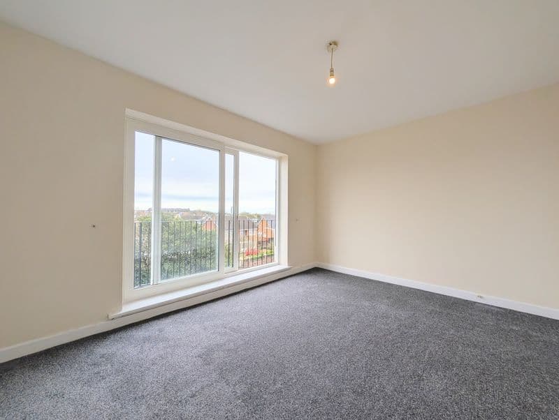 Let – Weld Road, Birkdale – Second Floor One Bed Apt with Balcony