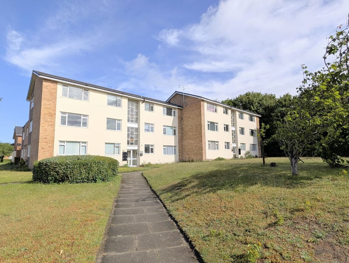 To Let – Warren Court, Westcliffe Road, Birkdale – Two Bedroom Second Floor Apt